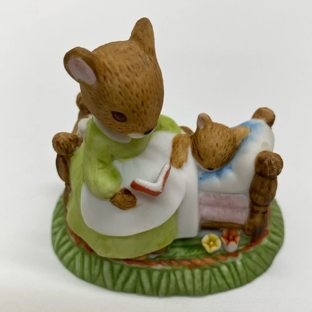 Enesco Vintage Mother Mouse Reading Bedtime Story To Baby Mouse 1976 E-8716 Deco